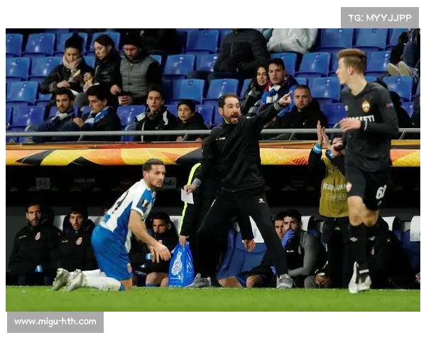 教练与第四官员沟通细节，战术意图传递瞬间