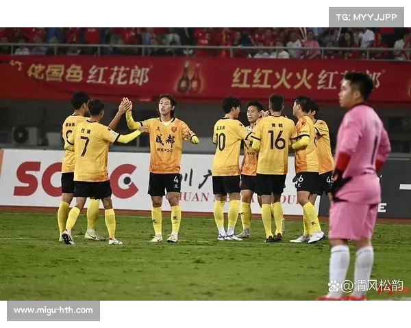 成都主场球迷挤满球场，球市火爆成联赛亮点